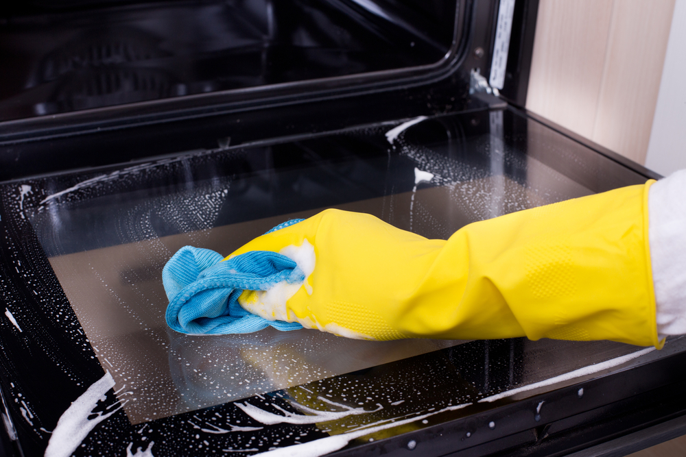How do professionals clean an oven